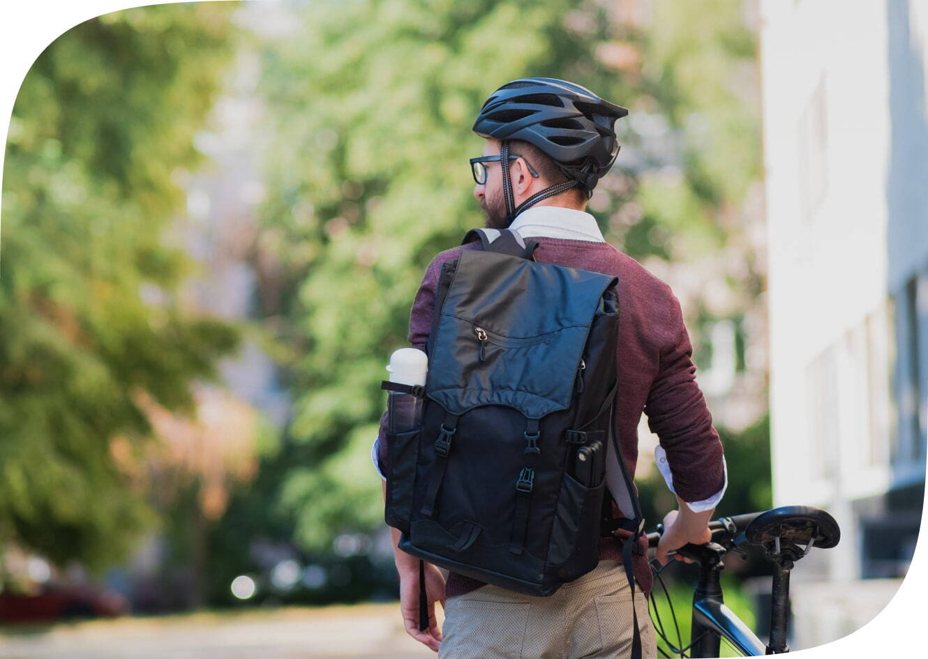 Mann som sykler til jobb.